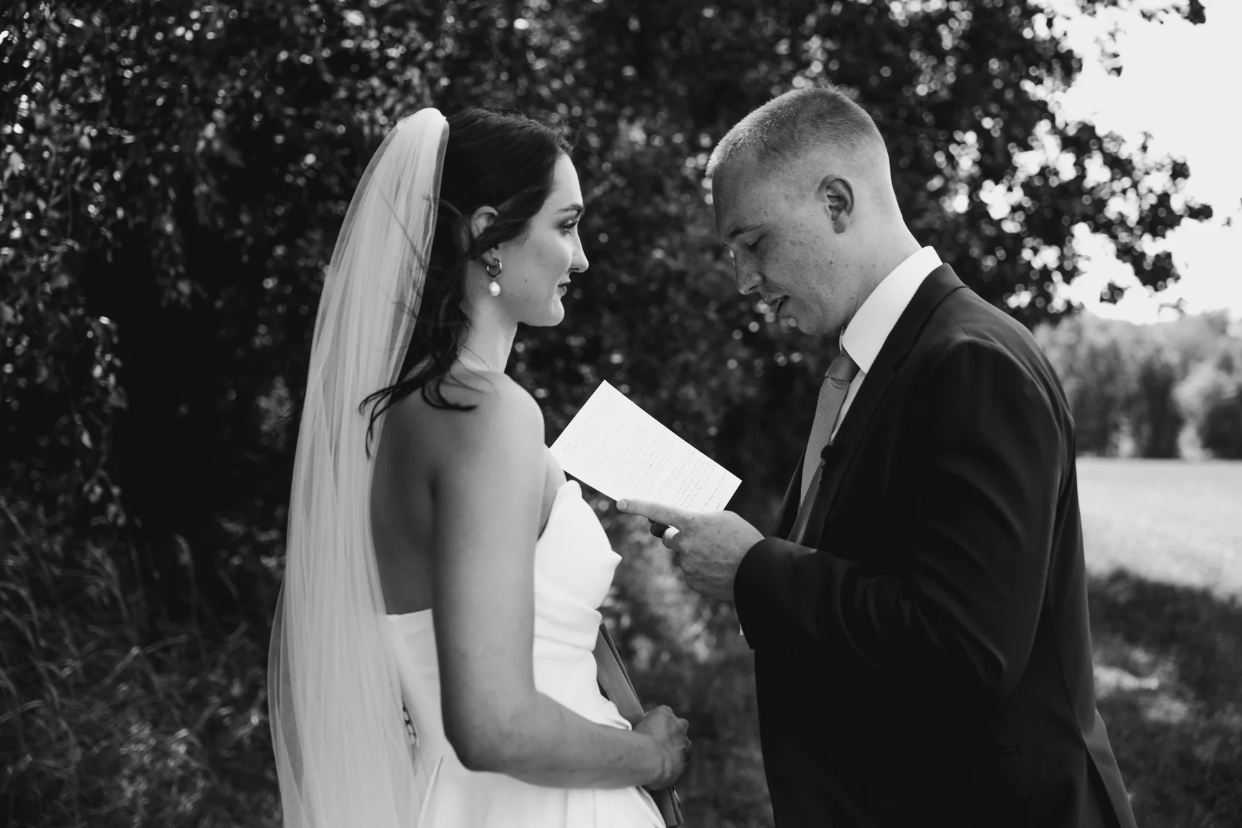Nachher: Hochzeitspaar liest einander sein Eheversprechen vor