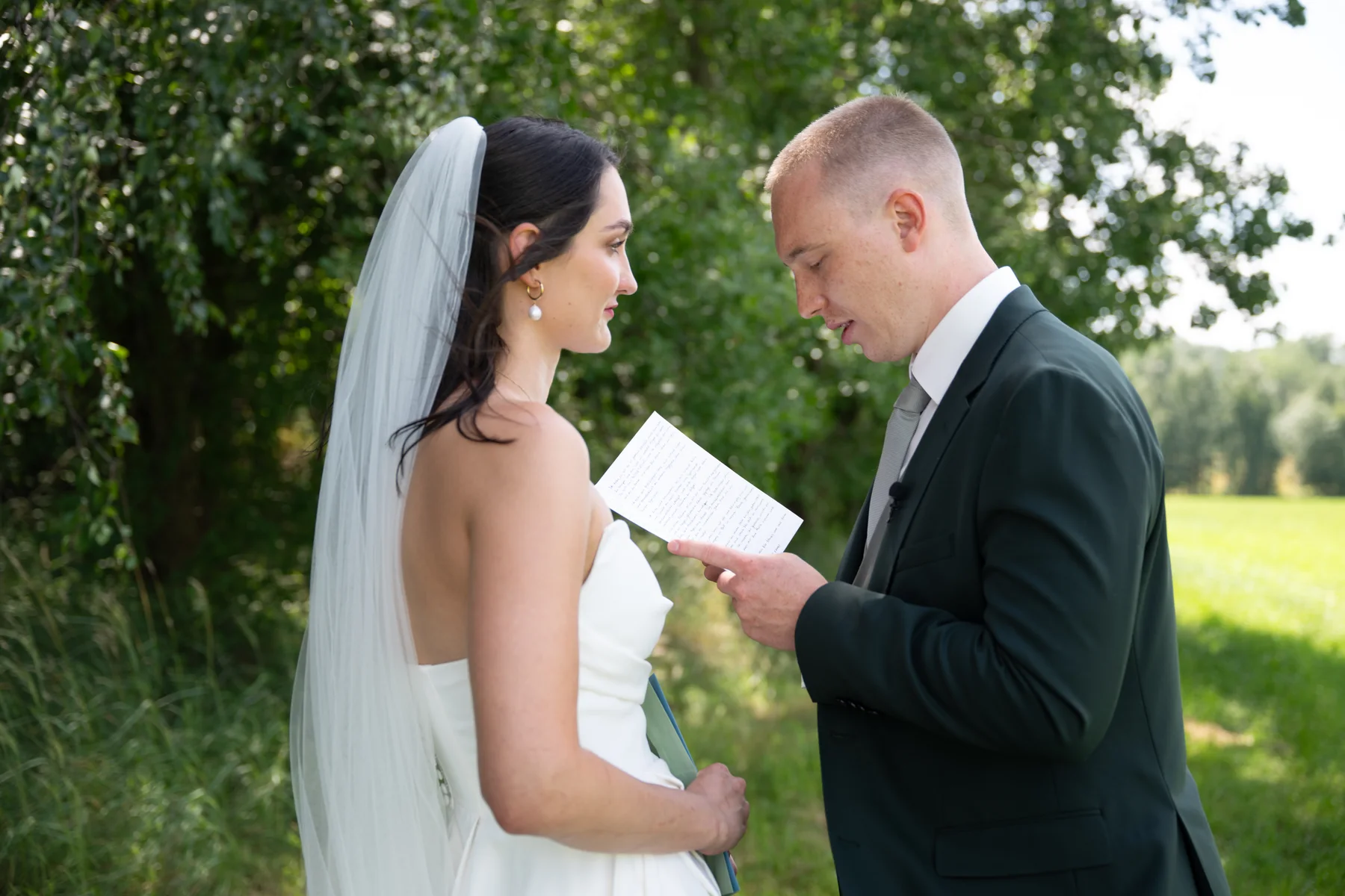 Vorher: Hochzeitspaar liest einander sein Eheversprechen vor
