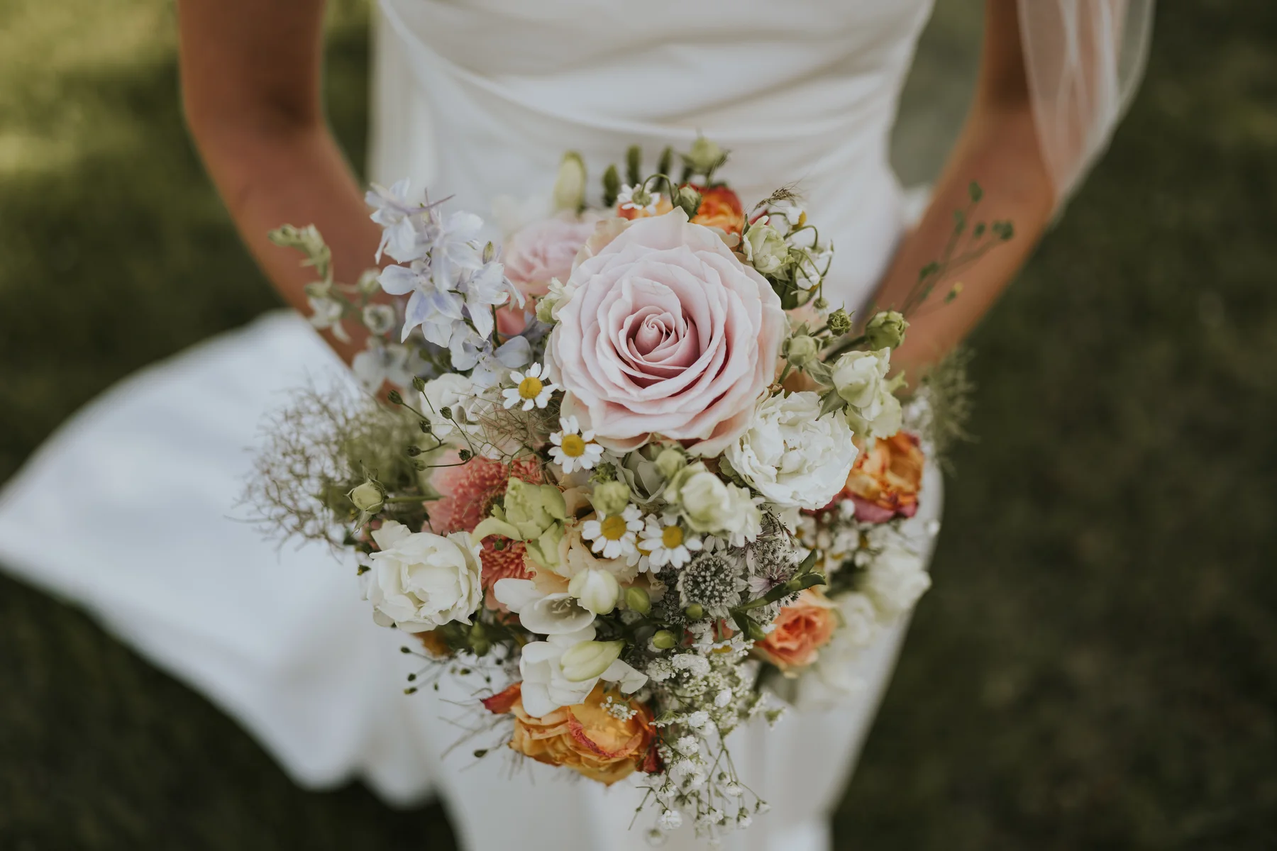 Nachher: Braut hält einen Strauß mit rosa und weißen Blüten