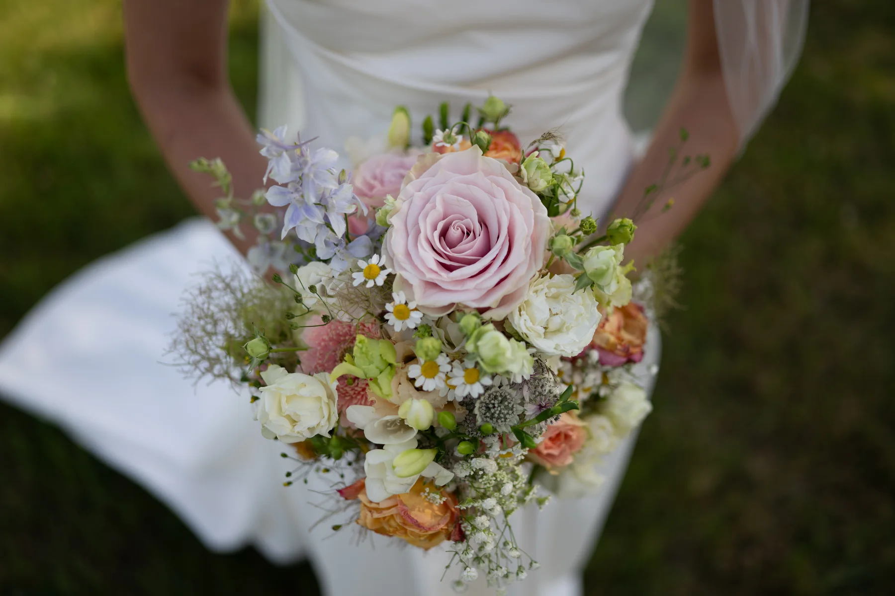 Vorher: Braut hält einen Strauß mit rosa und weißen Blüten