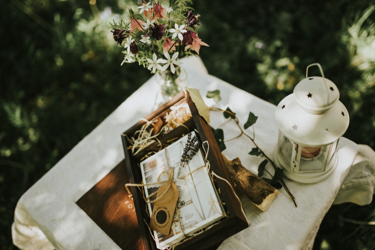 hochzeitsbox prints laterne blumen detail
